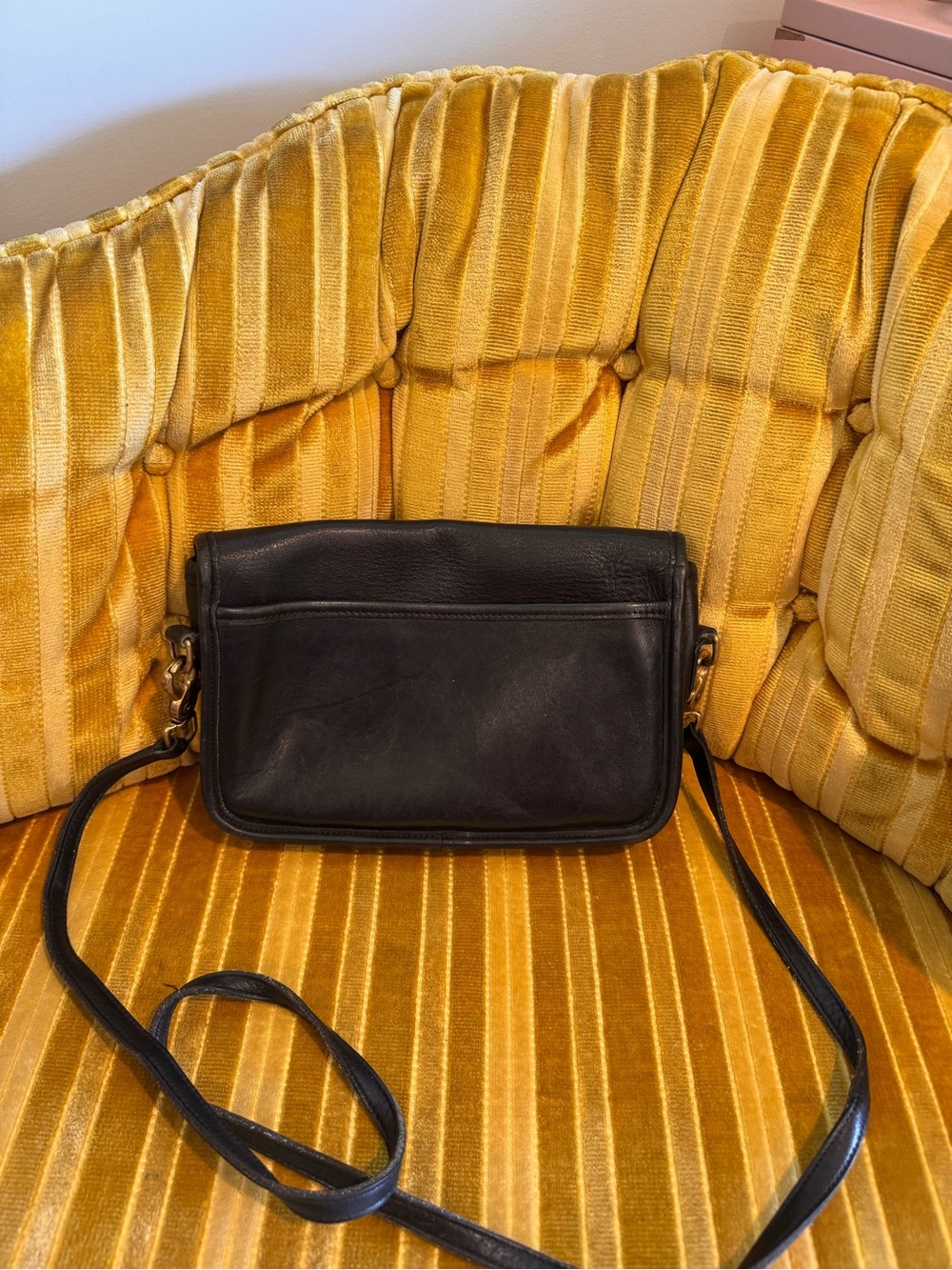 Coach Pocket Purse Classic Black Leather Crossbody with Turn-Lock Closure - Picture 4 of 7